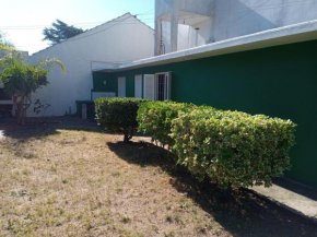 Casa tres ambientes con jardín y estacionamiento